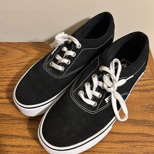 Brand New Woman’s Vans Doheny Lace Up Black And White Sneakers Size 7